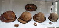 Čepice a klobouky z choroše 01.jpg